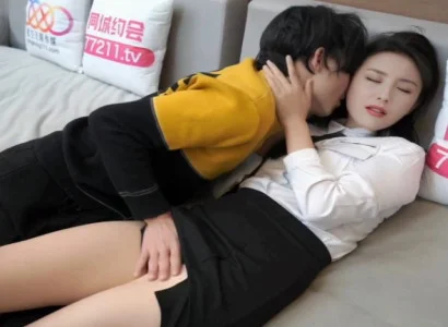 Cô thư ký đẹp âm thầm chiều sếp vì tiền