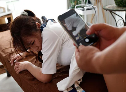 Nhân viên triệt lông đè ra hiếp