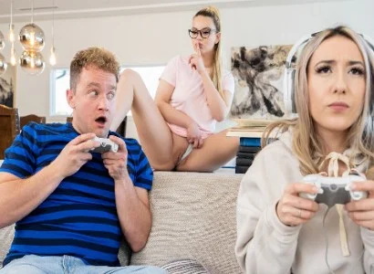 thiếu nữ bị bạn thân tranh giành người yêu vì quá mê game