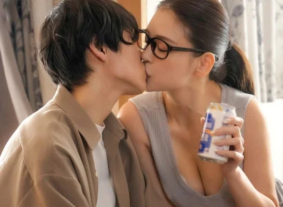 Chàng trai vừa bị cắm sừng được chị hàng xóm an ủi và động viên