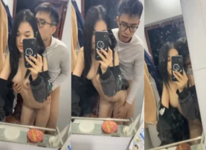 Hai bạn sinh viên phang nhau trước gương