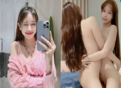 Cô nàng Lâm Thái Vy và bạn thân móc bím ngay trong buổi livestream
