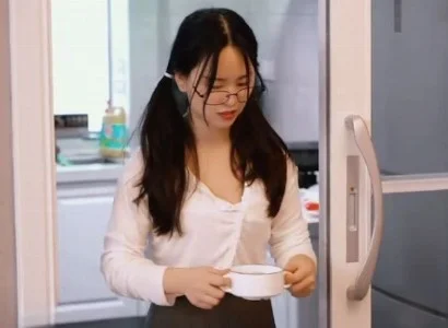 Nàng bị cha dượng bắt nạt